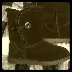 So black fur-lined boots